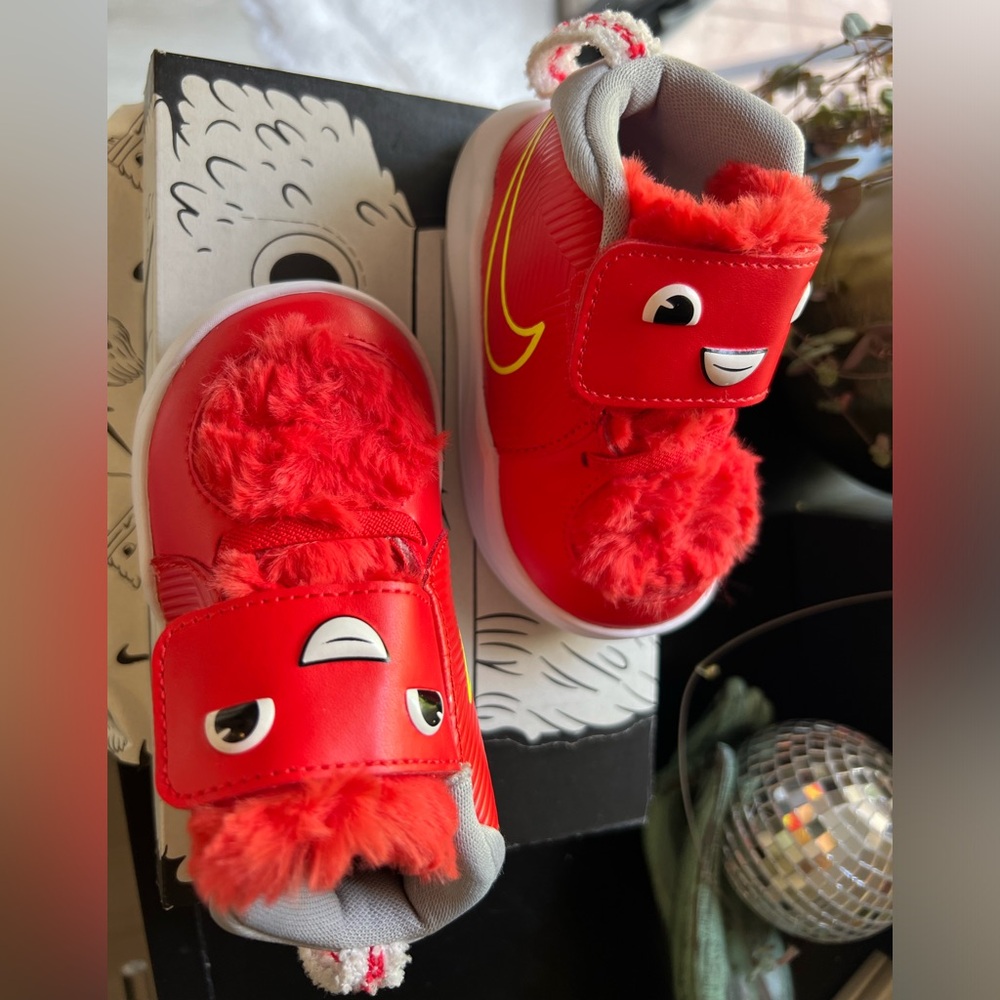 *Limited Edition* Nike Team Hustle toddler sneakers - Picture 5 of 11